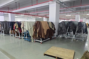 上海家具厂-弧形推车-放置真皮布料